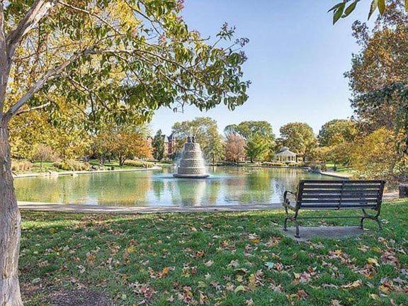 Casa de férias Walkable Short North Retreat With King Bed & Free Crossfit *